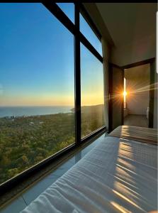 希马拉Wait 'n Sea的一间带床的卧室，可欣赏海景