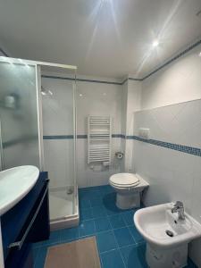 een badkamer met een wastafel, een toilet en een douche bij Bilocale Le Furama in Antibes