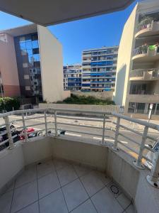 een balkon met uitzicht op een parkeerplaats bij Bilocale Le Furama in Antibes