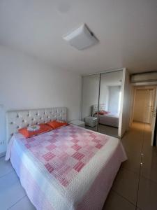 een slaapkamer met een groot bed en een spiegel bij Bilocale Le Furama in Antibes