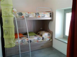 a bunk bed in a small room with a bunk bedutenewayewayangering at Casa Clelia in Colico