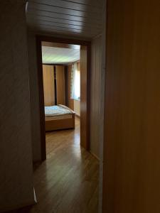 ein Flur, der zu einem Schlafzimmer mit einem Bett führt in der Unterkunft Traditionelles Haus in Trieben