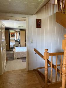 ein Schlafzimmer mit einem Bett und einer Treppe in einem Zimmer in der Unterkunft Traditionelles Haus in Trieben