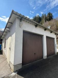 ein Gebäude mit zwei Garagentüren auf der Seite in der Unterkunft Traditionelles Haus in Trieben
