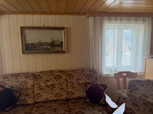 ein Wohnzimmer mit einer Couch und einem Bild an der Wand in der Unterkunft Traditionelles Haus in Trieben
