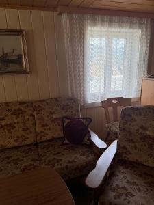 ein Wohnzimmer mit einer Couch und einem Fenster in der Unterkunft Traditionelles Haus in Trieben