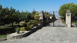 um portão para um jardim com plantas e árvores em B&B Villa Lura Pompei em Pompeia