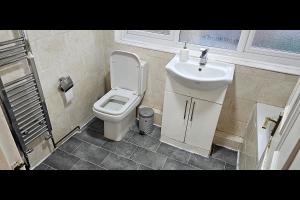 ein Badezimmer mit Toilette und Waschbecken in der Unterkunft Beautiful Tilbury House in Tilbury