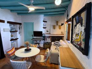 un soggiorno con tavolo e sedie di Ar2N San Pedro 8 a Genalguacil