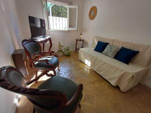 a living room with a couch and a chair at Casa Mayolica, en el centro de Salta, con terraza y estacionamiento gratuito in Salta