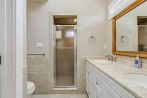 リホボスビーチにあるOak avenue 3のシャワー、洗面台、トイレ付きのバスルーム +33枚の写真