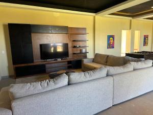 a living room with a couch and a flat screen tv at Condominio de Lujo en San Miguel in San Miguel de Allende