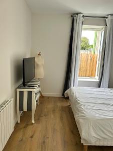 Un pat sau paturi într-o cameră la Maison accès plage 1 à 6 personnes - Saint Georges d Oleron - Boyardville - 2 chambres - animaux acceptés nid d été +37 fotografii
