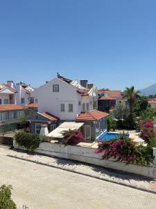 un grupo de casas y una piscina en Villa Papatya, en Fethiye