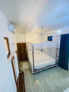 una camera da letto con un letto a castello in una stanza di Lake View Villa - Tangalle a Tangalle Altre 37 foto