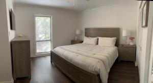 ein Schlafzimmer mit großem Bett und Fenster in der Unterkunft 840 Ketch Court at The Sea Pines Resort in Hilton Head Island + 12 Fotos