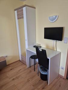 TV a/nebo společenská místnost v ubytování Hotel Lindenthal