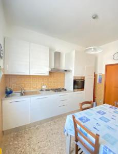 Kuchyň nebo kuchyňský kout v ubytování Villa Antonia