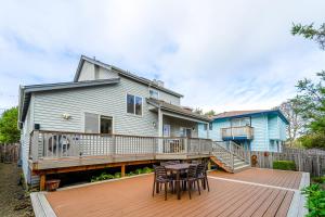 a deck with chairs and a table on a house at Seaside Serenade in Seaside