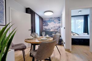 Posteľ alebo postele v izbe v ubytovaní Apartamenty Koziniec