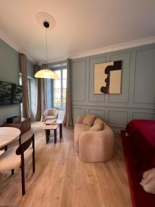 ein Wohnzimmer mit Sofa und Tisch in der Unterkunft Design studio, luxury and comfort in La Celle-sous-Gouzon