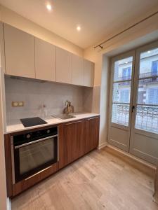 eine Küche mit Spüle und Herd in der Unterkunft Design studio, luxury and comfort in La Celle-sous-Gouzon