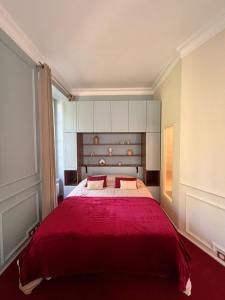 ein Schlafzimmer mit einem großen Bett mit einer roten Decke in der Unterkunft Design studio, luxury and comfort in La Celle-sous-Gouzon