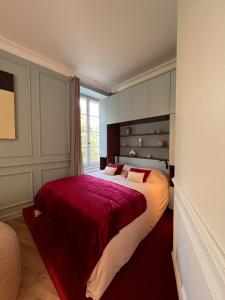 ein Schlafzimmer mit einem Bett mit einer roten Decke in der Unterkunft Design studio, luxury and comfort in La Celle-sous-Gouzon + 17 Fotos