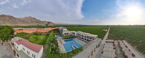Una vista aérea de una mansión con piscina. en Hotel Viñas Queirolo, en Ica
