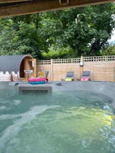 Bazén v ubytování Paddock Pod - Sleeps 4 & Roofed Over Private Hot Tub & NEW SAUNA nebo v jeho okolí