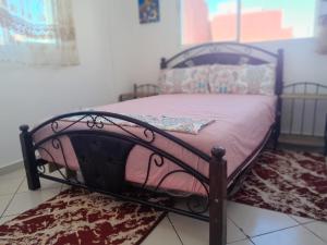 Una cama o camas en una habitación de complexe MIXTA SAFIA BLOCK 7 ETG 2 APRT 40 MARTIL