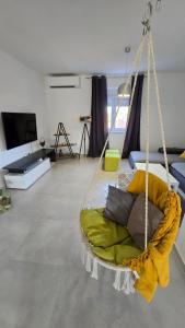 TV a/nebo společenská místnost v ubytování Apartment Sunrise, coastal Istra, Pula Duga Uvala Pavićini
