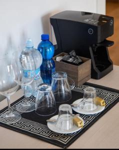 Příslušenství pro přípravu čaje a kávy v ubytování Conte Durini Apartments & Rooms