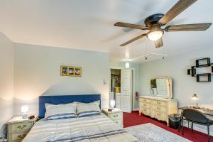 Un dormitorio con una cama y un ventilador de techo. en Honey Bee Farm On-Site Susquehanna Valley Apt!, en Dalmatia
