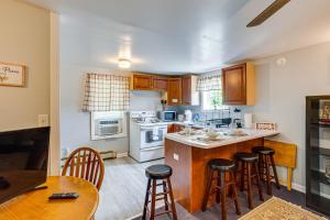 cocina con mesa y taburetes en Honey Bee Farm On-Site Susquehanna Valley Apt!, en Dalmatia