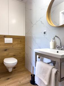 Willa Cykas في ياستراوبيا جورا: حمام مزود بمرحاض ومغسلة ومرآة