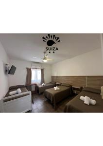 Hotel Suiza في ترماس دي ريو هوندو: غرفة فندقية بها سريرين ولافتة على السقف +10 صور