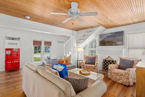 - un salon avec des canapés et un ventilateur de plafond dans l'établissement Cute Beach Cottage Steps to the Beach! Panama City Beach, FL!, à Laguna Beach