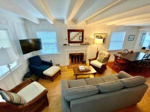 een woonkamer met een bank en een open haard bij Norfolk street 123 in Rehoboth Beach