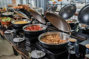 Comida no hotel ou em algum lugar perto mais 37 fotos