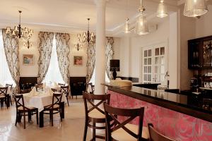 restauracja z barem ze stołami i krzesłami w obiekcie Impresja Restauracja Hotel w mieście Zambrów