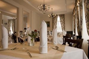 Um restaurante ou outro lugar para comer em Impresja Restauracja Hotel