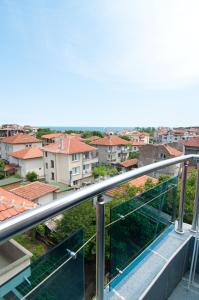 een balkon met uitzicht op de stad bij Guest House Hiora in Ahtopol