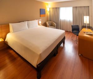 Cama ou camas em um quarto em Novotel Lima San Isidro