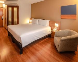 Cama ou camas em um quarto em Novotel Lima San Isidro