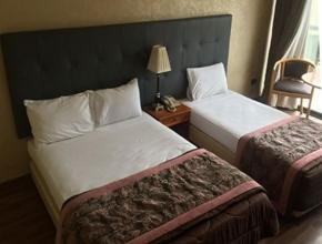 Voodi või voodid majutusasutuse Charles Hotel toas