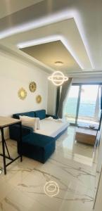 un soggiorno con un divano blu e un tavolo di Candi Luxury Suites a Néos Marmarás