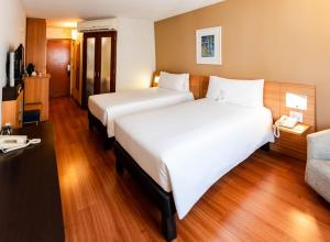Cama ou camas em um quarto em Novotel Lima San Isidro