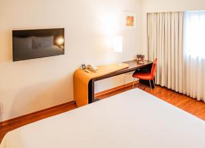 Cama ou camas em um quarto em Novotel Lima San Isidro