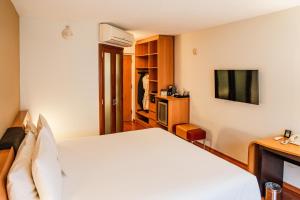 Uma TV ou centro de entretenimento em Novotel Lima San Isidro